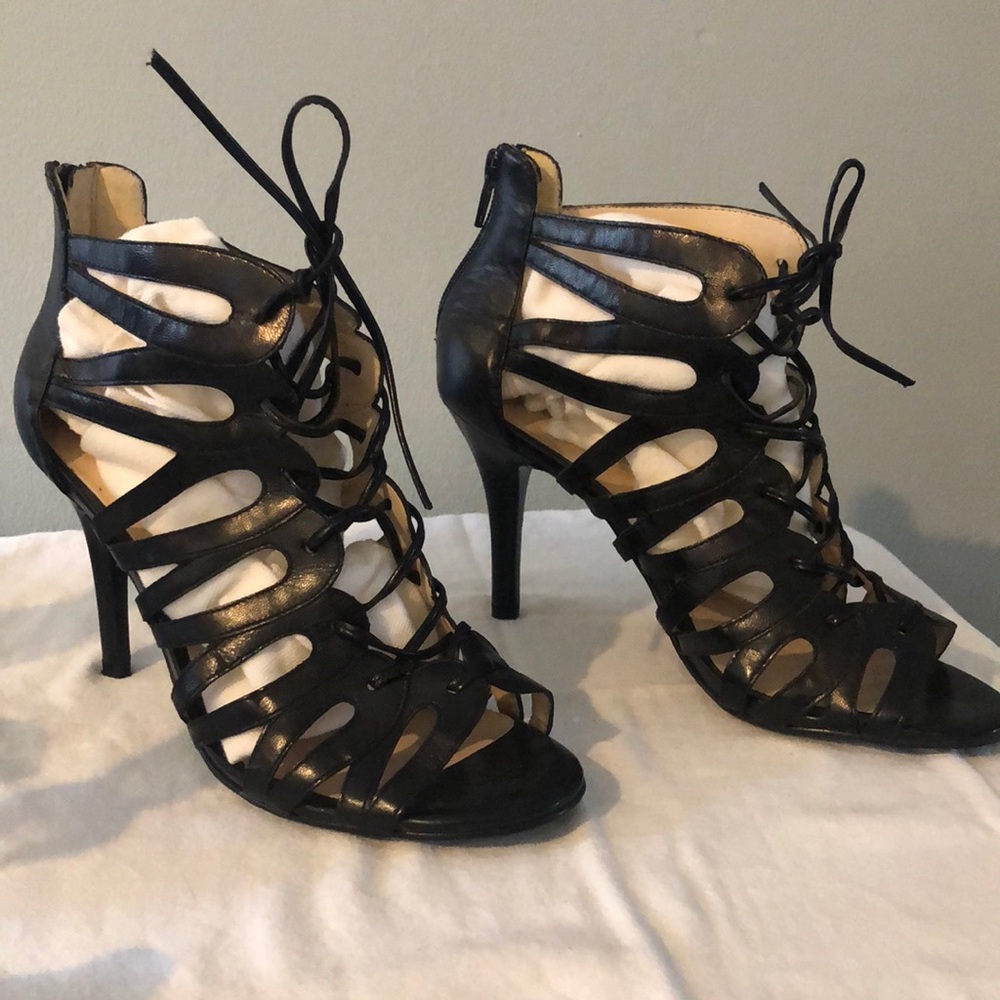 Sexy black leather pump